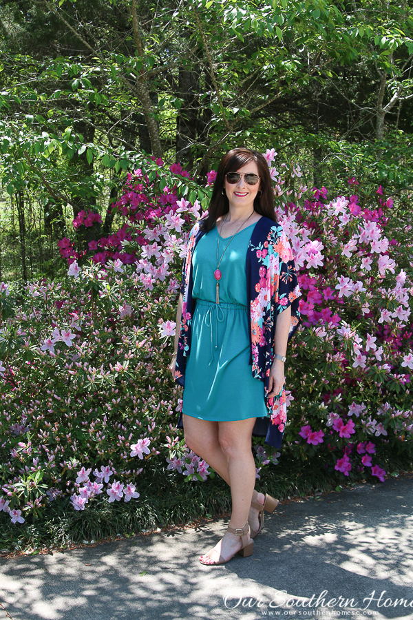 Floral kimonos are the perfect addition to your wardrobe for spring and summer! Great selection of ones here! #kimono #fashion #over40fashion