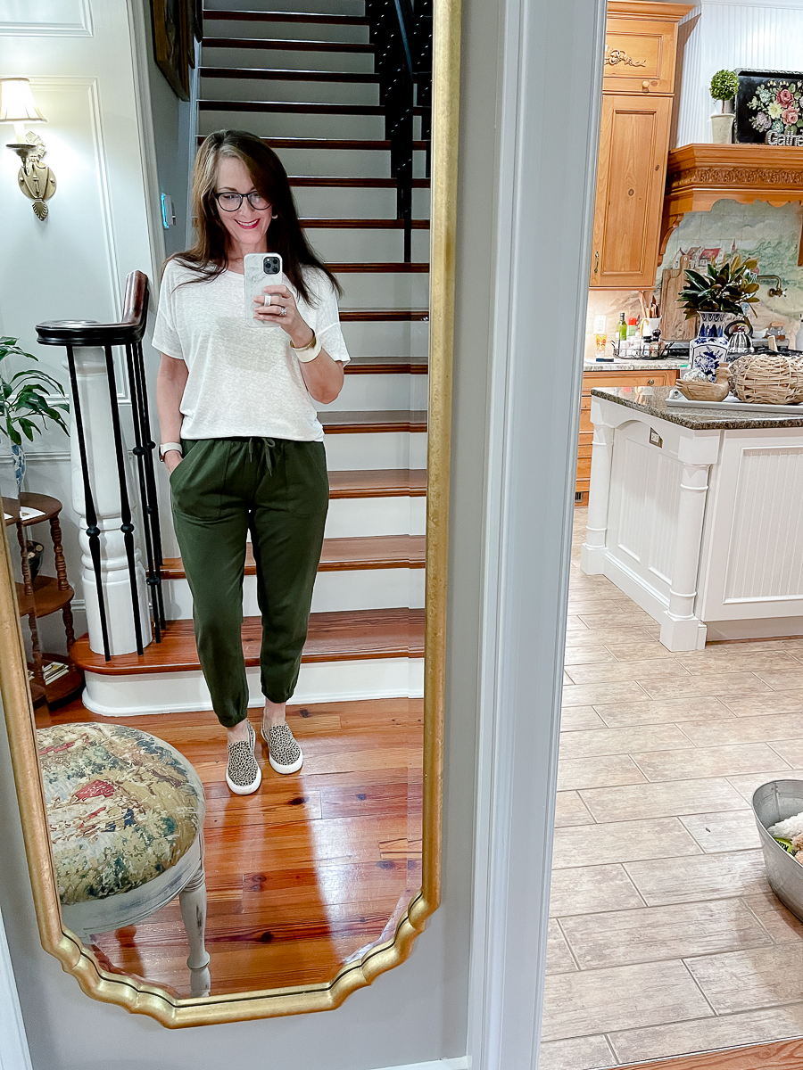 woman in joggers for mirror selfie