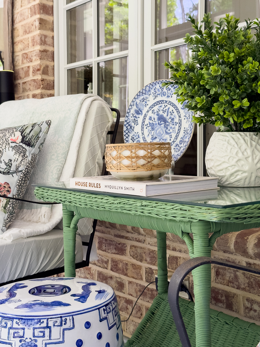 Simple Wicker Table Makeover with Spray Paint