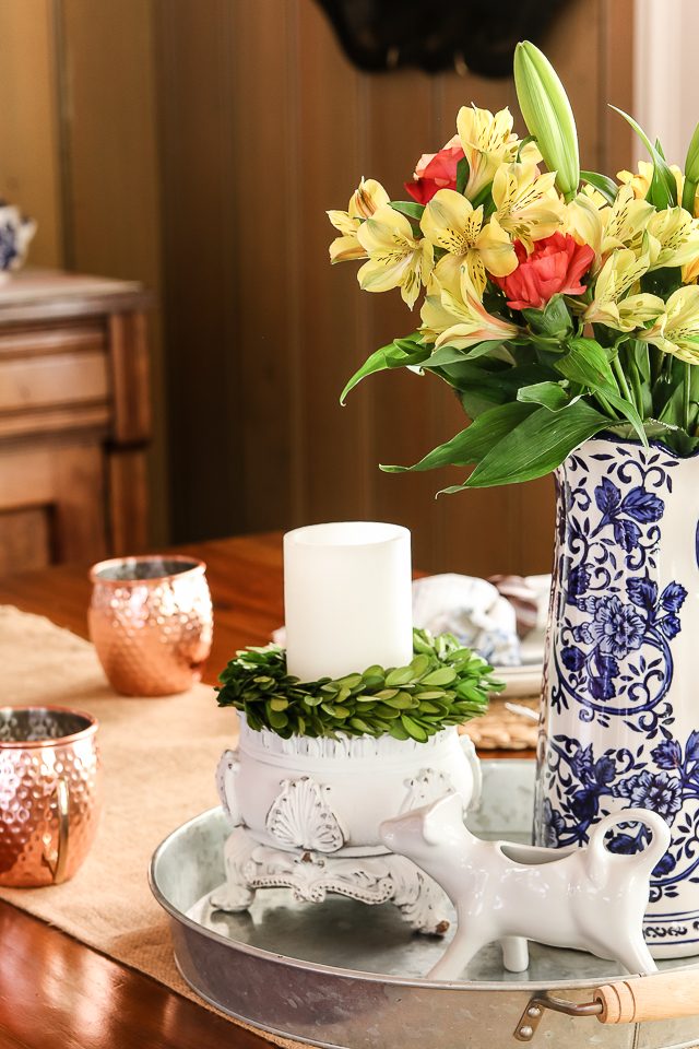Late summer to early fall decorating ideas in this gorgeous French Country Farmhouse breakfast room! #frenchcountry #countryfrench #frenchfarmhouse #fall #falldecor #latesummerdecor #farmhousedecor