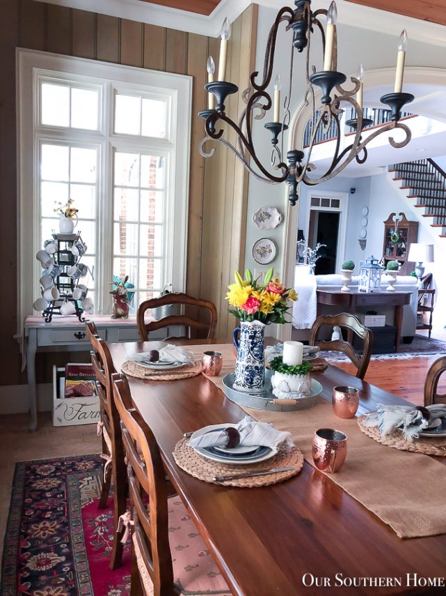 breakfast room with flowers