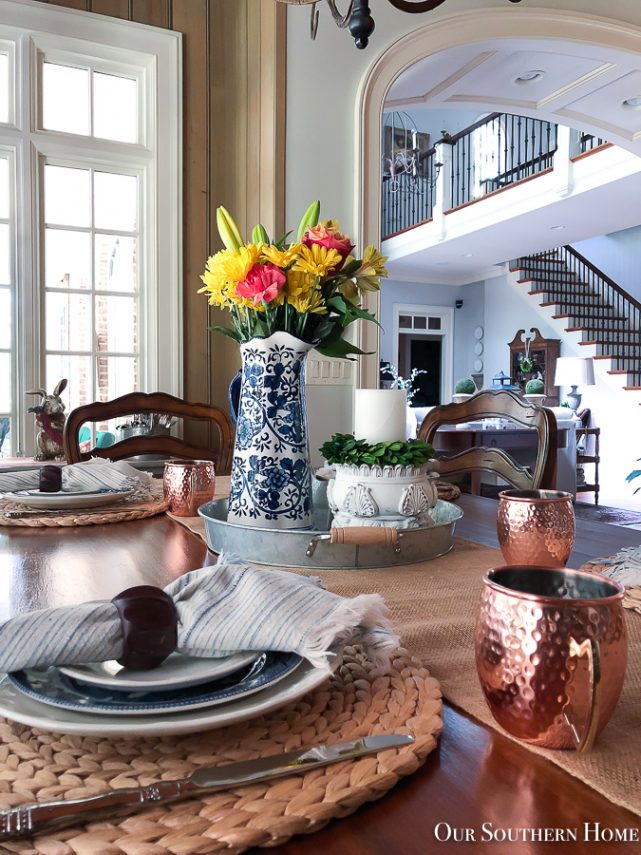 breakfast room with flowers