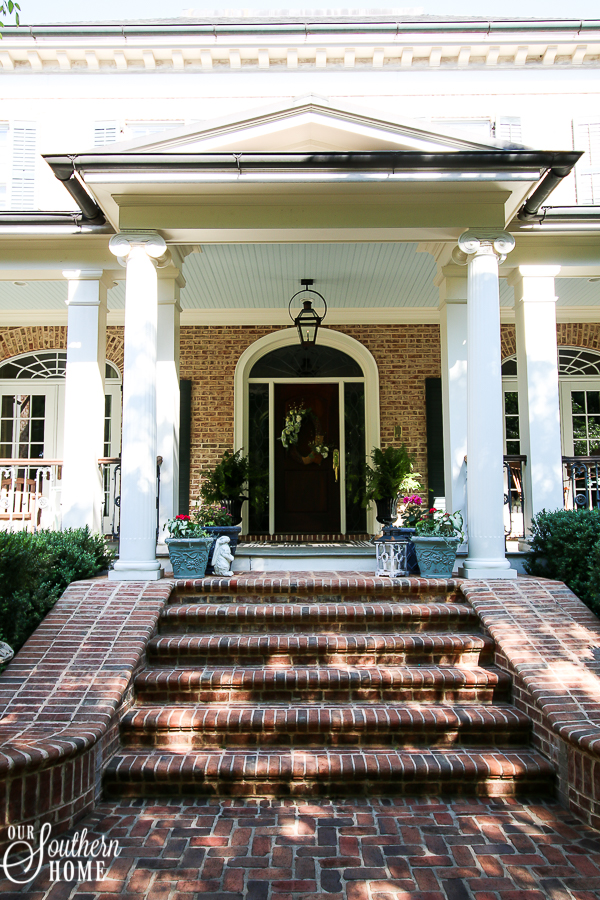 Adding pop of color to the front porch with plants from Monrovia. Great ideas for updating old pots and planting pots. #monrovia #ad