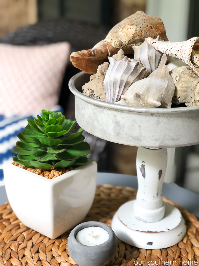 Southern Patriotic Porch with simple ideas to show your pride! #porch #patrioticporch #southernporch #patrioticdecor #patrioticideas #4thofjuly #laborday #memorialday