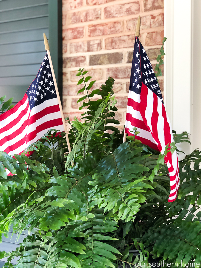 Southern Patriotic Porch with simple ideas to show your pride! #porch #patrioticporch #southernporch #patrioticdecor #patrioticideas #4thofjuly #laborday #memorialday