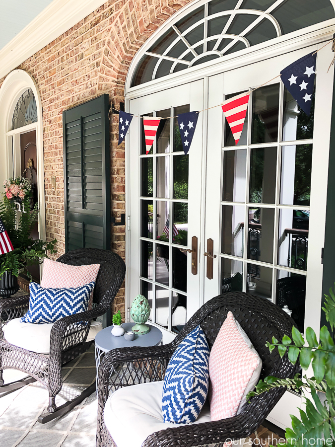 Southern Patriotic Porch with simple ideas to show your pride! #porch #patrioticporch #southernporch #patrioticdecor #patrioticideas #4thofjuly #laborday #memorialday