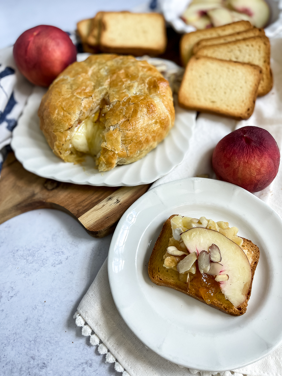 brie with crackers and peaches