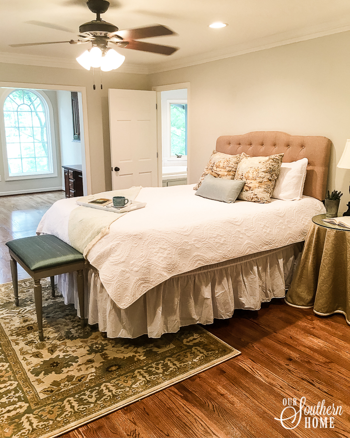 Thrift store piano bench makeover! Get so many great ideas that you can incorporate into your home decor!