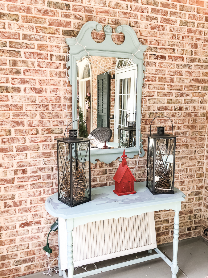 Thrift store console table is perfect on the porch with its new makeover! #paintedfurniture 