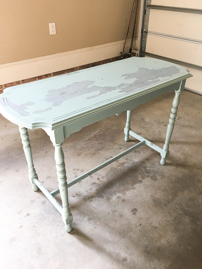 Thrift store console table is perfect on the porch with its new makeover! #paintedfurniture 