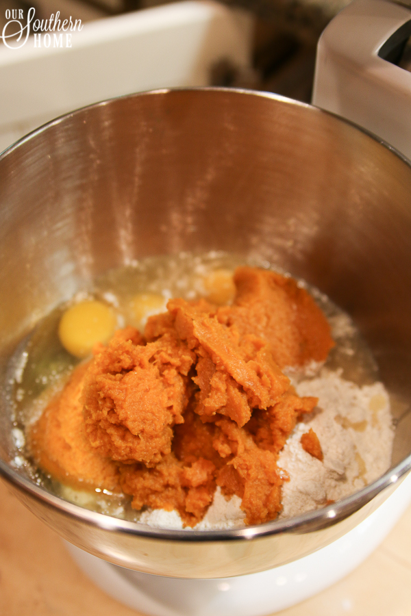 Semi-homemade mini PUMPKIN SPICE cupcakes are so easy when you start with a boxed cake mix!