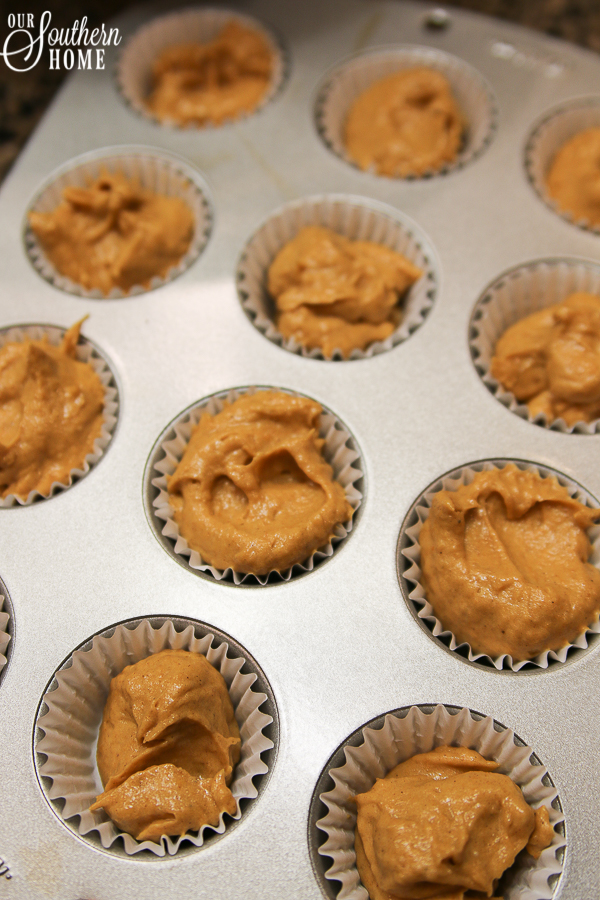 Scooping Pumpkin Spice Cupcake Batter Batter Scoop Cupcake Pan Liners Stock  Photo by ©urban_light 471315564