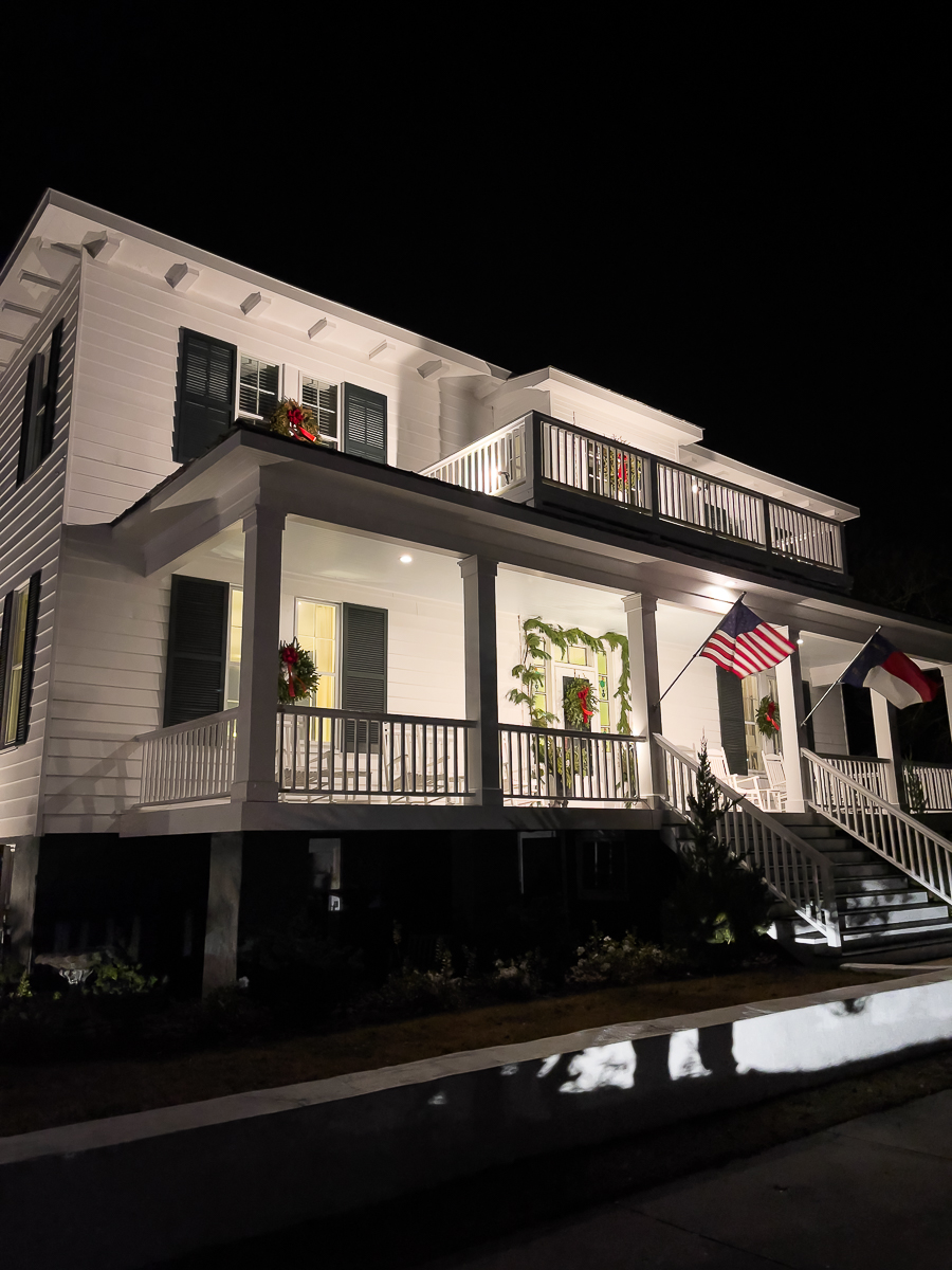 white house at chirstmas