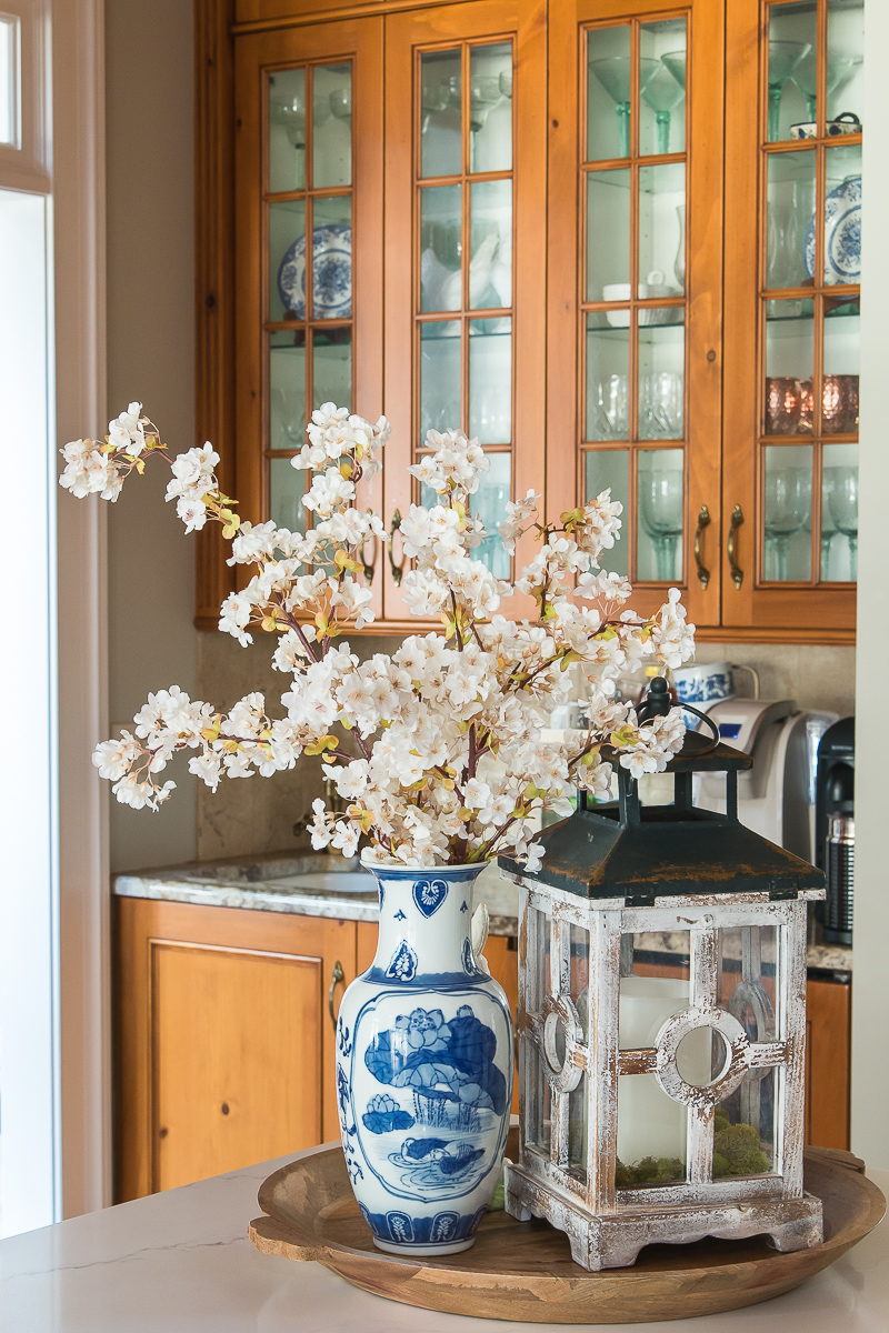 chinoiserie vase with white flowers