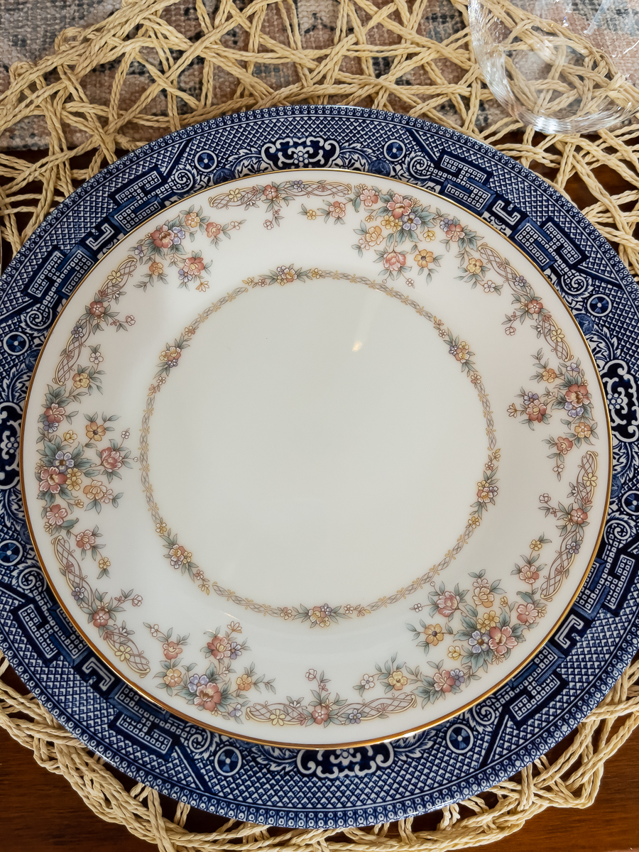 2 china plates stacked