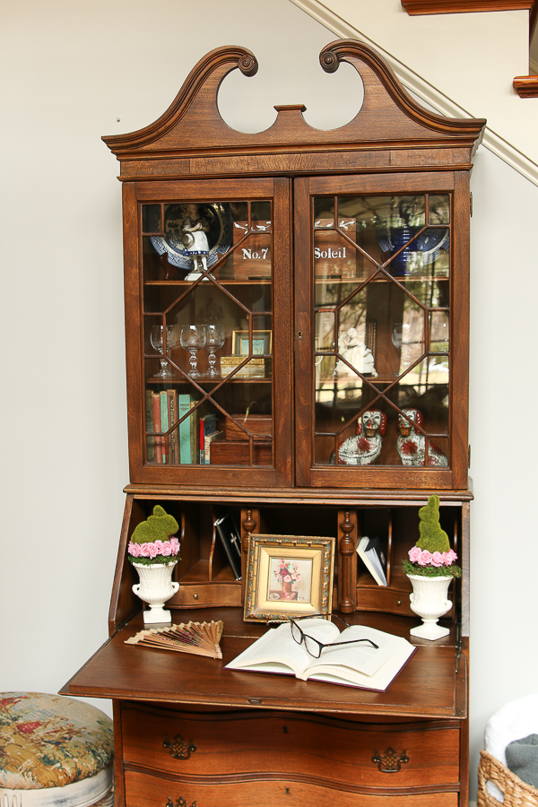 Spring urn thrift store makeover decor challenge! Join us monthly for inspiration. #easter #spring #springdecor #springfloral #thriftstoremakeover