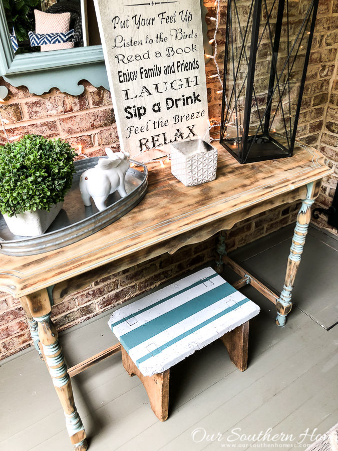 Thrift store stool makeover with a fun stripe pattern! #stripe #stoolmakeover #painted