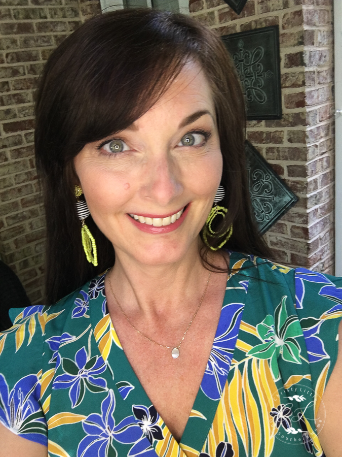 I love how compact these makeup products are for everyday use and travel!! Best makeup I've ever used. Minimal makeup look! #makeup #over40makeup #travelmakeup