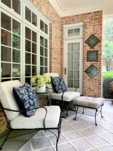 screened porch sitting area
