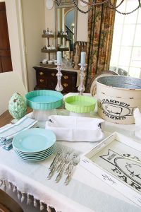 Trisha Yearwood Home Collection at Tractor Supply is affordable and oozing with vintage, farmhouse charm! #ad #TrishaAtTSC #tractorSupply #farmhouse #vintage