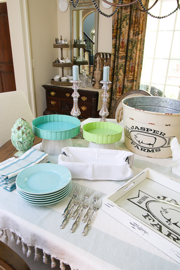 Trisha Yearwood Home Collection at Tractor Supply is affordable and oozing with vintage, farmhouse charm! Let's host a Simple Spring Party! #ad #TrishaAtTSC #tractorSupply #farmhouse #vintage