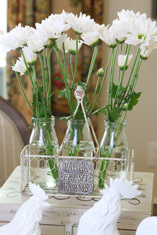 Trisha Yearwood Home Collection at Tractor Supply is affordable and oozing with vintage, farmhouse charm! Let's host a Simple Spring Party! #ad #TrishaAtTSC #tractorSupply #farmhouse #vintage