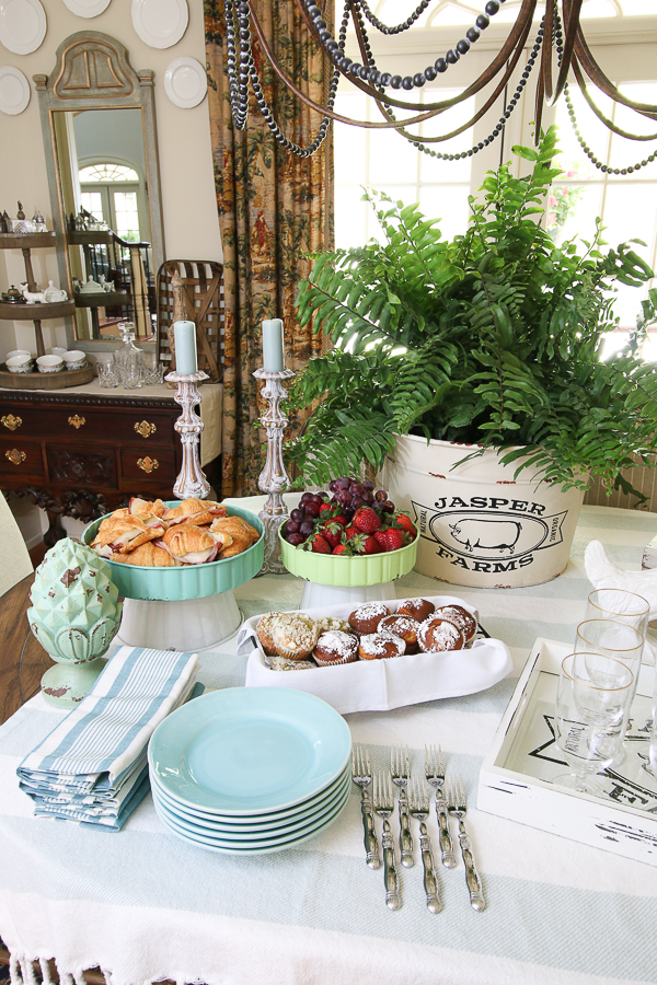 Trisha Yearwood Home Collection at Tractor Supply is affordable and oozing with vintage, farmhouse charm! Let's host a Simple Spring Party! #ad #TrishaAtTSC #tractorSupply #farmhouse #vintage