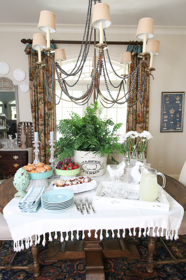 Trisha Yearwood Home Collection at Tractor Supply is affordable and oozing with vintage, farmhouse charm! Let's host a Simple Spring Party! #ad #TrishaAtTSC #tractorSupply #farmhouse #vintage