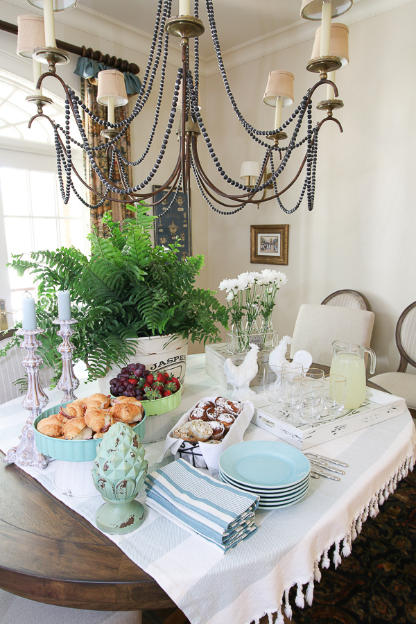 Trisha Yearwood Home Collection at Tractor Supply is affordable and oozing with vintage, farmhouse charm! Let's host a Simple Spring Party! #ad #TrishaAtTSC #tractorSupply #farmhouse #vintage